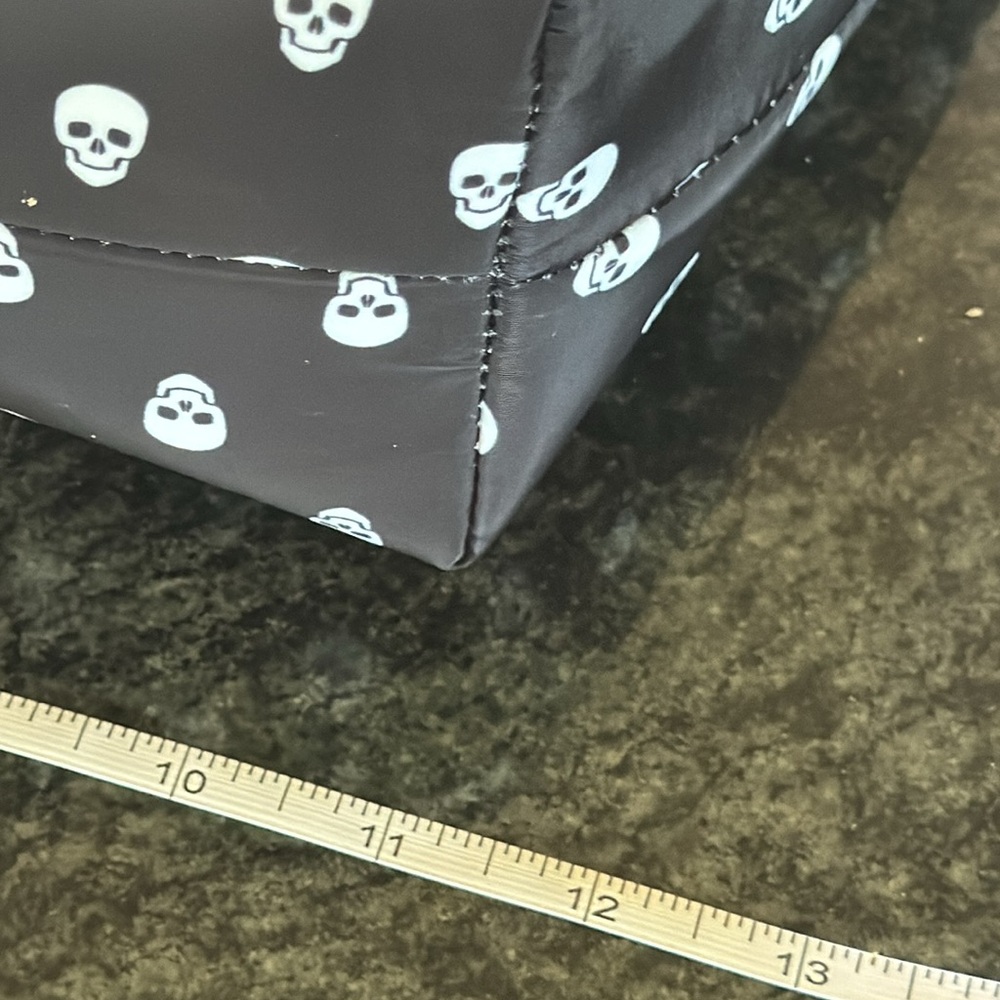 Betsey Johnson Black Skull Print Tote Bag - Picture 12 of 12